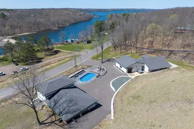 Image de Long Lake Retreat-Heated Pool/Hot Tub-Multi-Family Haven-Long Lake Frontage