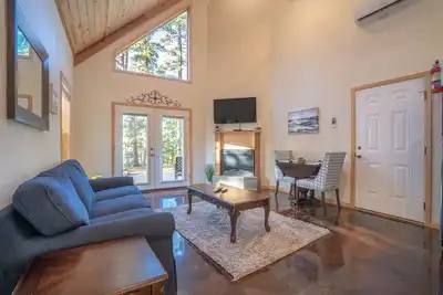 Image de Cabin D at Safe Harbor Brady Mountain on Lake Ouachita!