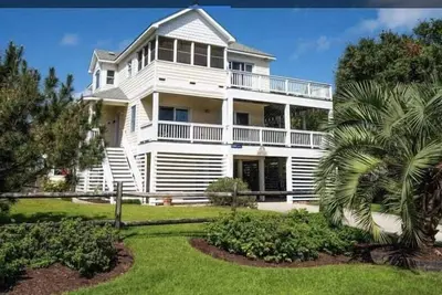Pool + Steps to beach - Relaxation at its Best!