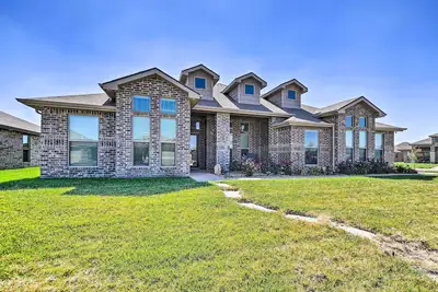 Image de Modern Amarillo House w/ Fire Pit + Hot Tub!