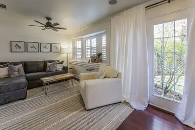 Image de Leisure stroll to Salado Creek, golf, walk Downtown. Screened porch!