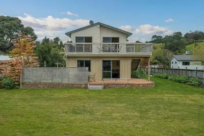 Image de Hosts on the Coast Laze away on Cooks