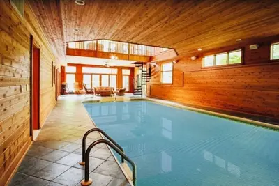 Image de 10, 000 Sq. Ft. Home on 15 hunting acres with an in-door pool and sauna