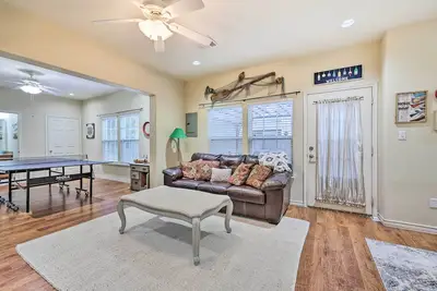 Image de Walk to Lake: Townhome w/ Hot Tub in Afton!