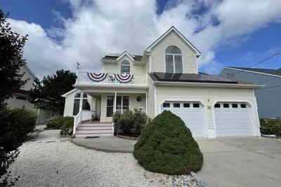 Image de Single Family Home Steps to The Bay (3br/2. 5ba) Pool & Pet Friendly In The Villas!