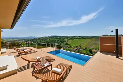 Image de Maison confortable de 3 chambres à.