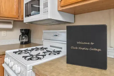 Image de Club Naples Cottage - Cozy Private Home 10 Minutes from the Beach!