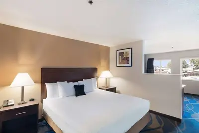 Better Choice For Your Vacation! Accessible location and Spacious unit awaits
