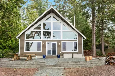 Image de Stunning ocean-view home with private waterfront, viewpoint deck & fireplace