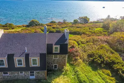Image de Dog-friendly oceanfront stone house with beach access, stunning views & deck