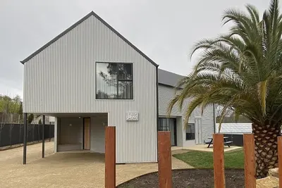 Image de Brand new family & group accommodation within walking distance to town