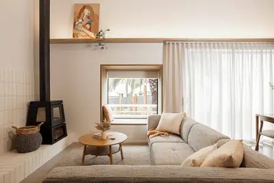 Image de Warm and welcome three bedroom home with full kitchen, walking distance to town.