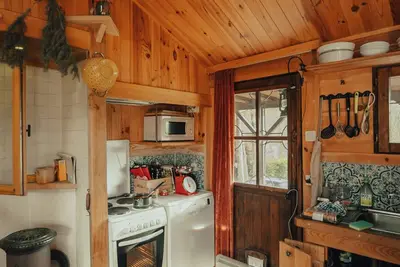 Image de Set in a full green environment with large garden, treehouse and 70a of woodland