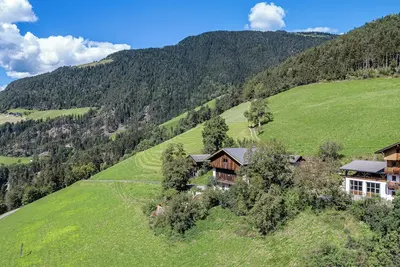Image de Appartement de vacances \"Raffreiderhof Apt Zirbe\" avec vue sur les montagnes, piscine et Wi-Fi.