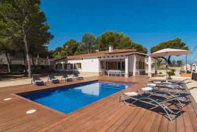Maison de vacances \"Anglesos\" avec terrasses privées, piscine privée et Wi-Fi