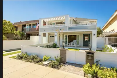 Image de 632 Glorietta - New Remodel - Coronado village overlooking bay and golf course!