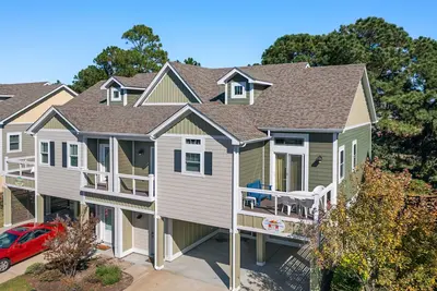 Image de Beachaholic: Rec Room | Pool Access