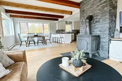 Image de Prime Location With Hot Tub! 6 Bedroom Home!