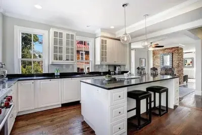 Image de Freshly renovated 3-story home 1 block from Usna!
