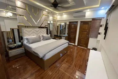 Image de Brand new building with 8 bedrooms, 6 bathroom, 3 kitchen with luxury appliances