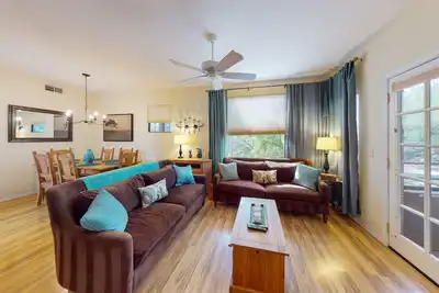 Image de Mountain-view condo with heated pool, tennis, W/D & central Ac - near golf