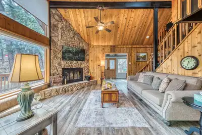 Image de Paradise on the River | Wood Fireplace, Hot Tub!