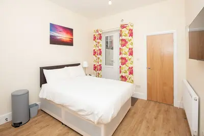 Image de Flat 2-de Luxe-Appartement-Salle de bain et douche-Vue sur Jardin