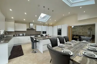 Image de Modern Luxurious Holiday House Near Airport with Free Parking | Contractor