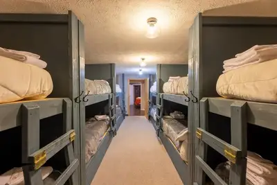 Image de Hot Tub | Game Room | Bunk Room | No Cleaning Fee