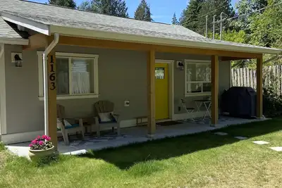 Image de Roberts Creek Cottage. Close to village, beach, hiking and biking trails.