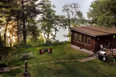 Image de Scandinavian Lake Cabin Ideal for Romantic Getaway