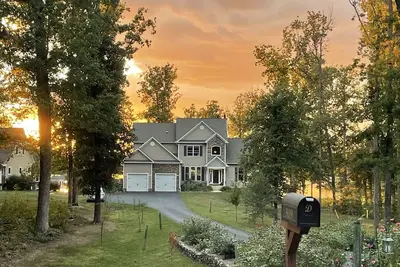 Image de Lake Anna Private Side, 6 Bedroom Lake Front Luxury Home