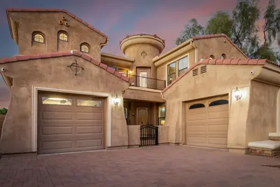 Heated pool, jacuzzi, Fast Wifi, Pac Man, Fire Pit, Bbq, Sleeps 14!