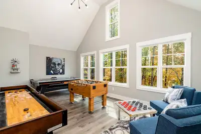 Image de Dream Vacation @ Red Skies- Hot Tub, Fire Pit, Game Room, Firepit,