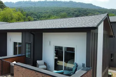 Image de Cozy Mountain Basecamp on the Riverwalk, w/ Rooftop Deck