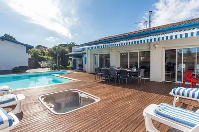 Maison de vacances privée avec bain à remous, Wifi, piscine privée, Tv, terrasse, parking