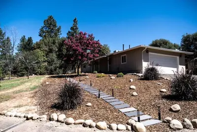 Image de 🏔️ Hilltop Paradise with Pool & Hot Tub | 4br Near Apple Hill