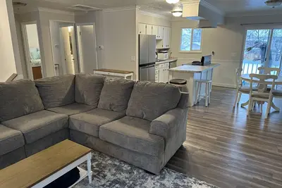 Image de Entire Home - Family/Kid/Pet Friendly - Yard - Happy Place!