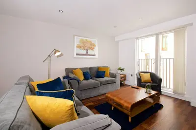 Deluxe 3-Bedroom Spacious City Centre Apartment