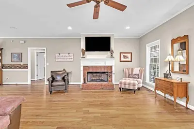 Image de Southern Sunset, gorgeous front porch with pool.