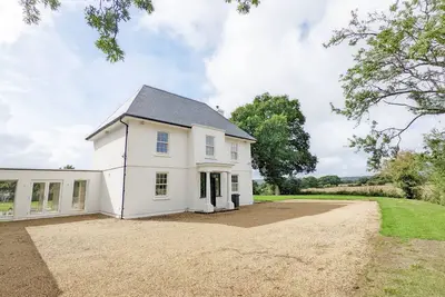 Image de The White House - Bordon - sleeps 10 guests in 5 bedrooms