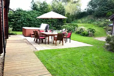 Image de Character 4 bedroom lodge with hot tub in a beautiful 1/4 acre setting.