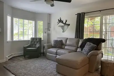 Image de Riverside condo, new modern rustic decor, 10 minutes to Beaver Creek