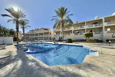Image de Unwind in this Spacious Penthouse with Breathtaking Views & large communal pool