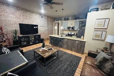 Image de Loft on (F) St! 2 blocks to river! *No pet fee