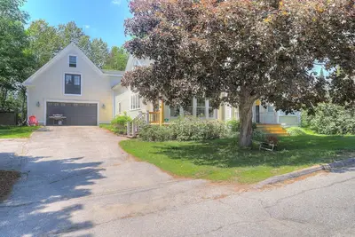 Image de In Town Renovated Farmhouse on Quiet Street