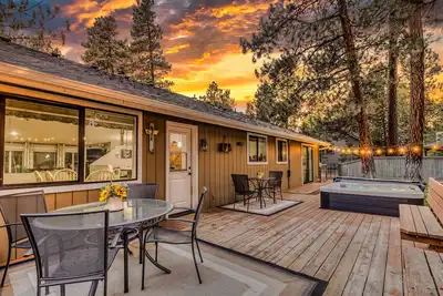 Image de House + Bonus Room, Hot Tub, Huge Yard, Dogs Ok