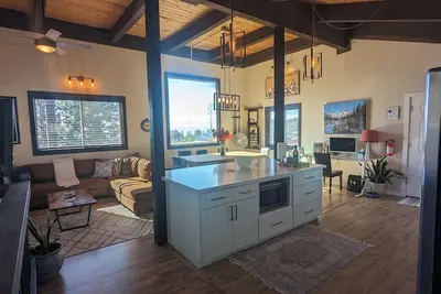 Image de Spectacular Lake View Mountain Retreat, Hottub, Pool, Heavenly, Close to SkiLift