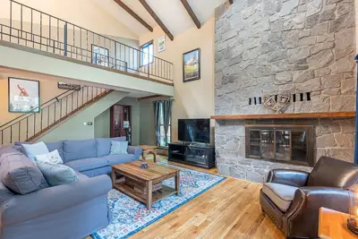 Huge Mountain Chalet - Gourmet Chefs Kitchen - Pool - One Block From Sandy River