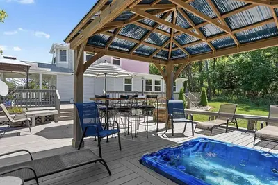 Image de Firefly Farmhouse~Peaceful Retreat ~ Fire Pit+Hot Tub+Pets+Games on 2 Acres
